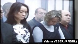 Подсудимые по делу бывшего премьер-министра Казахстана Серика Ахметова слушают приговор по своему уголовному делу. Караганда, 11 декабря 2015 года.