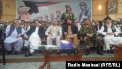 د ننګرهار نوی والي، د نورو چارواکو او مشرانو سره په غونډه کې ناست دی.