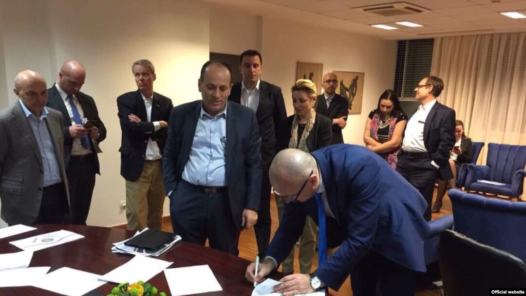 Goran Rakić i Ferat Shala potpisuju sporazum, februar 2017.