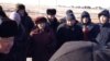 Жители села Коянды вблизи Астаны на акции протеста против сноса их домостроений. 27 октября 2014 года. 