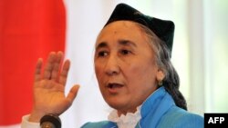Dünýä Uýgurlarynyň Kongresiniň bosgunlykdaky prezidenti Rabiýa Kadeer guramanyň 4-nji maslahatynda çykyş edýär, Ýaponiýa, Tokio, 14-nji may, 2012