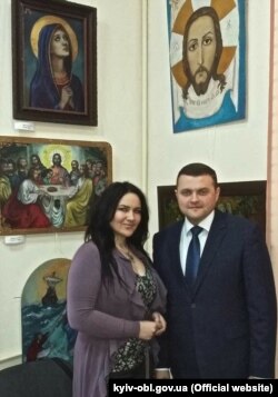 Юлія Мостова з директором Яготинського державного історичного музею Іваном Шуллою на виставці своїх робіт в місцевій картинній галереї