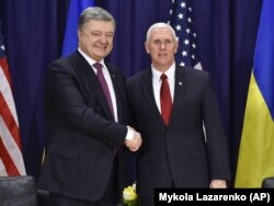 Президент України Петро Порошенко (ліворуч) під час зустрічі з віце-президентом США Майком Пенсом. Мюнхен, 18 лютого 2017 року
