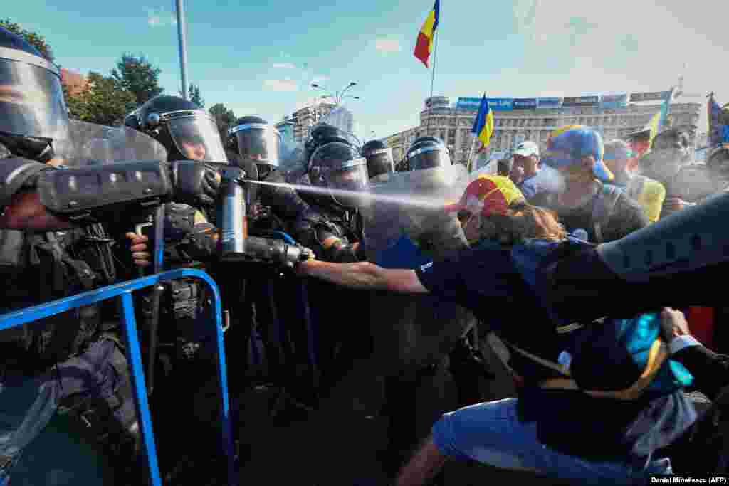 Струмінь сльозогінного газу летить у протестувальника, 10 серпня