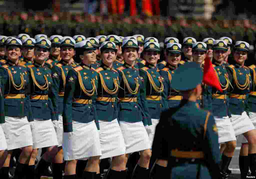 Участники парада маршировали по&nbsp;Красной&nbsp;площади без&nbsp;масок. Парад прошел в Москве и&nbsp; еще в 27 городах, три из которых &mdash; на территории аннексированного Россией Крыма.