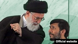 Prezident Mahmud Ahmadinejad we Aýatolla Ali Hameneýi