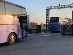 Автобуси приватних фірм заїжджають на пункт пропуску 27 березня 2020 року