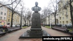 Бюст Фелікса Дзяржынскага ў Менску насупраць будынку КДБ