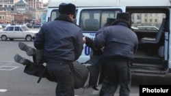 Ոստիկանները Հանրապետության հրապարակից բերման են ենթարկում ակտիվիստ Վարդգես Գասպարիին, Երեւան, 3-ը մարտի, 2011թ.