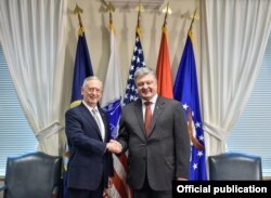 Президент України Петро Порошенко і міністр оборони США Джеймс Маттіс (ліворуч)
