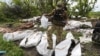 Украинский военнослужащий во время эксгумации убитых военных России на их прежних позициях вблизи села Мала Рогань в окрестностях Харькова