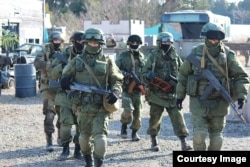 Японські гравці в страйкбол, одягнені у форму горезвісних «зелених чоловічків» – російських військових без розпізнавальних знаків, які здійснювали анексію українського Криму Росією у 2014 році