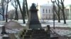 Невідомі поцупили пам’ятник Пушкіну в Чернігові (відео)