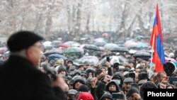 “Мекенди сактап калуу” кыймылынын лидери Вазген Манукян нааразылык жыйынында сүйлөдү. Ереван. 2021-жылдын 20-февралы. 