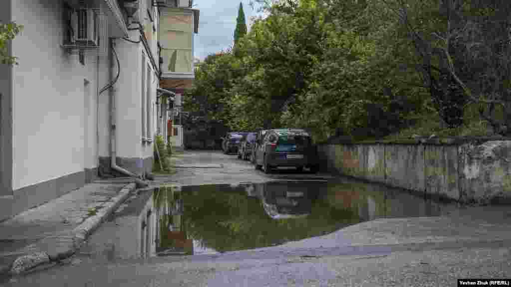 У багатьох дворах утворилися великі калюжі. Ця – на проспекті Гагаріна