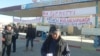 Рабочие нефтесервисной компании «Бургылау» проводят забастовку с требованиями прекратить преследование профсоюзных лидеров, повысить зарплату и улучшить условия труда. Жанаозен, 2 октября 2016 года.