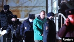 Москва. Германиядан учуп келген Алексей Навальныйды аба майданынан кармоо учуру. 18-январь. 2021-жыл. 