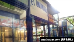 Aşgabatdaky boş duran et dükany