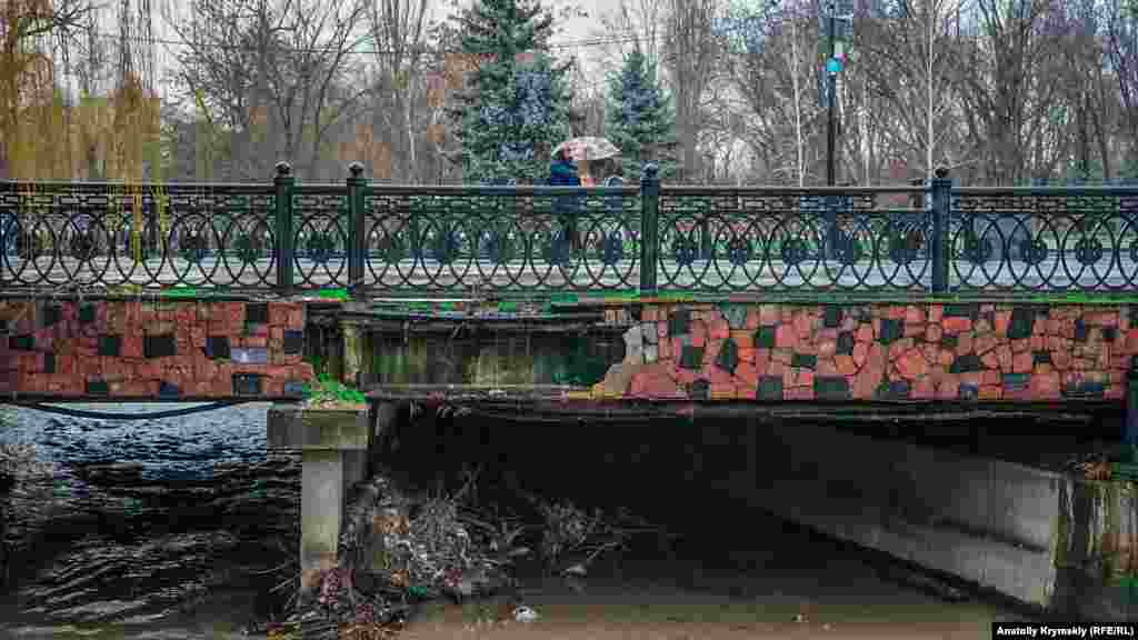 Під мостом на алеї, що веде до Вічного вогню, утворився сміттєвий затор