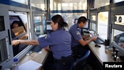 Це рішення є відповіддю на військову агресію проти України та на практику Росії у видачі російських закордонних паспортів жителям окупованих регіонів. Фото ілюстративне 