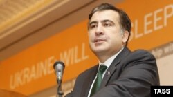 Может быть, когда-нибудь он вернется в новом амплуа в политику, с новыми идеями, с новыми методами, и стиль, может быть, изменит. Но на данный момент он исчерпал себя