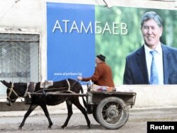 Özüniň saýlaw kampaniýasynda ykdysady meselelere has köp üns beren aram syýasy garaýyşly Atambaýew pikir soralyşyklarda öňde barýar.