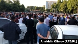Садҳо муҳоҷири тоҷик аз камии парвози ҳавопаймоҳо ва гаронии нархи сафар аз Тоҷикистон ба Русия шикоят доштанд. Шаҳри Душанбе, моҳи майи 2021