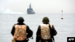 Militari ucraineni privind o nava rusa in Sevastopol, 4 martie.