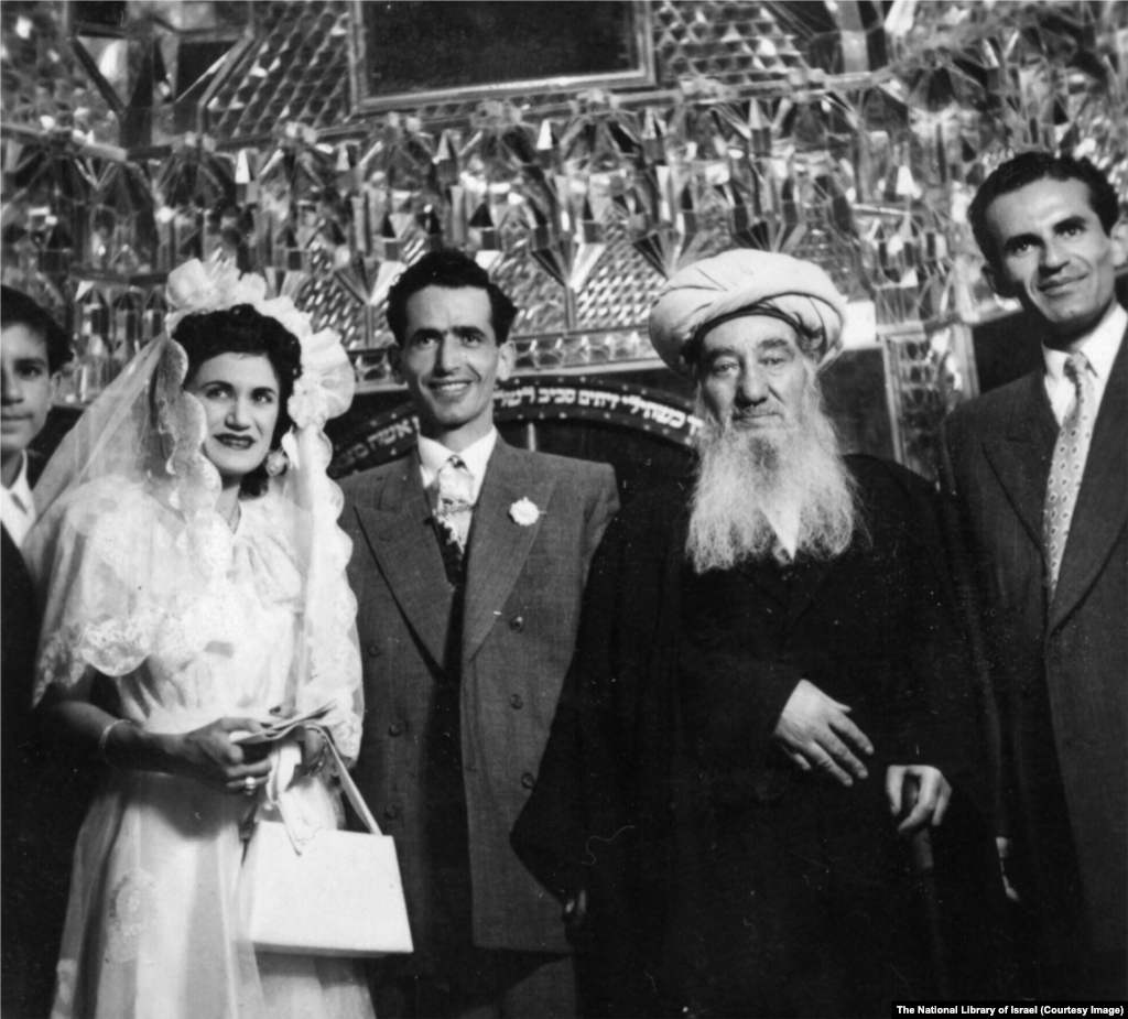 1950-ci illərdə İranda bir məkanda yəhudi toyu. Mərasimi ölkənin baş ravvini Şlomo Koen Tsedek aparır.