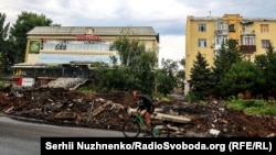 Пошкоджено 20 приватних і шість багатоповерхових будинків, чотири крамниці, палац культури та адмінбудівлю