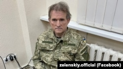 У вересні 2022-го Віктора Медведчука, якого обвинувачують у державній зраді, передали Росії в рамках масштабного обміну полоненими.