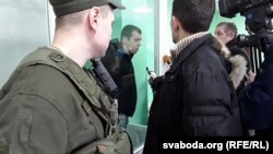 Юрій Політика (у скляному боксі) на одному з попередніх засідань суду в Чернігові, 13 лютого 2018 року