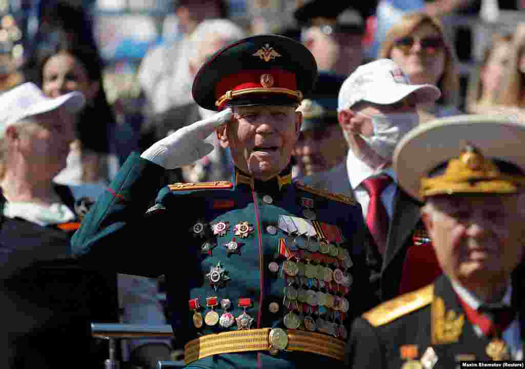 На этой фотографии на заднем плане виден в маске&nbsp;один человек.