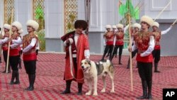 Türkmen alabaý itiniň baýramçylygy öňki prezident Gurbanguly Berdimuhamedow tarapyndan döredildi.
