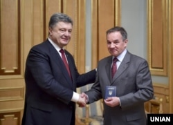 Президент України Петро Порошенко (ліворуч) вручає паспорт громадянина України Мішелю Терещенку. Київ, березень 2015 року