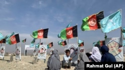 اقارب جوانانی که در حملات انتحاری کشته شده اند برای اتحاف دعا بر سر قبر آنها رفته اند September14, 2020