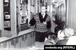 Сяржук Вітушка вядзе экскурсію ў музэі Максіма Багдановіча