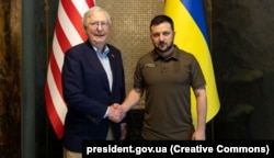 Президент України Володимир Зеленський (праворуч) і лідер республіканської меншості в Сенаті США Мітчелл Макконнелл. Київ, 14 травня 2022 року