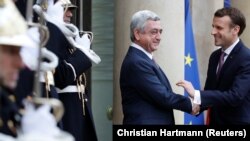 Президент Франции Эмманюэль Макрон у входа в Елисейский дворец приветствует президента Амрении Сержа Саргсяна (слева), Париж, 23 января 2018 г․
