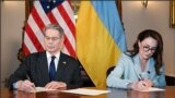 ABŞ-nyň gazna sekretary Skott Bessant we Ukrainanyň premýer-ministriniň birinji orunbasary Ýuliýa Swiridenko ylalaşyga gol çekýär.