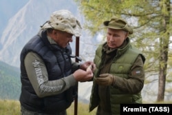 Володимир Путін та Сергій Шойгу під час відпочинку у сибірській тайзі. Росія. 7 жовтня 2019 року