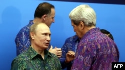 Vladimir Putin și John Kerry la summitul Asia-Pacific din insula Bali, Indonezia, in octombrie 2013.