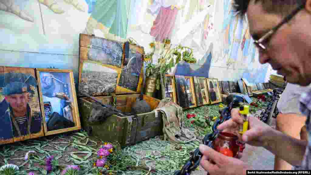 Біля виставки «Блокпост Пам'яті» всі могли запалити свічку в пам'ять тих, хто поліг, захищаючи Україну