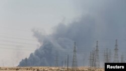 Горить атакований нафтопереробний завод у
Абкайку. Саудівська Аравія, 14 вересня 2019 року 
