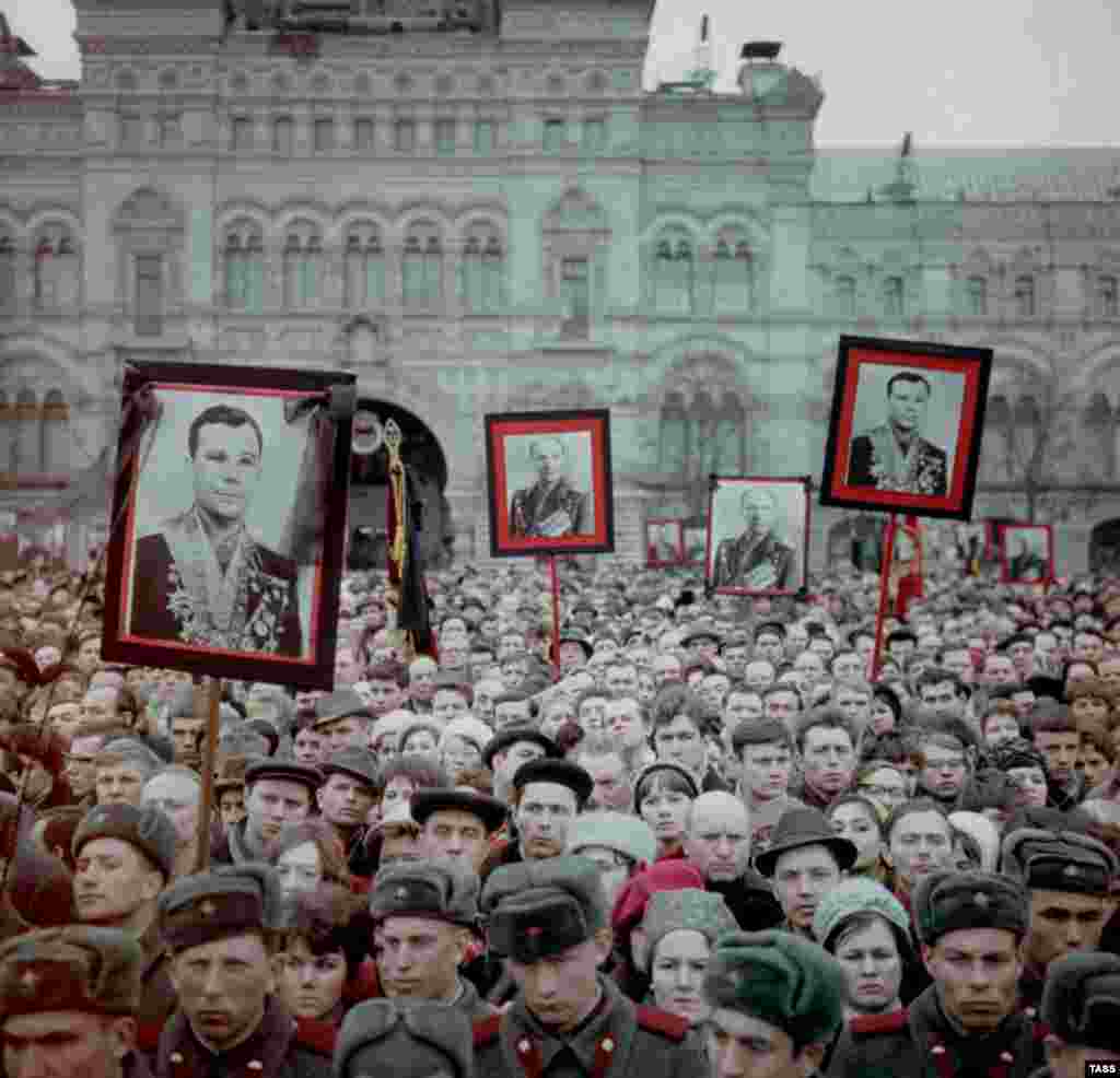 Люди несуть фотографії Гагаріна і Серьогіна в день їхнього похорону на Красній площі &nbsp;