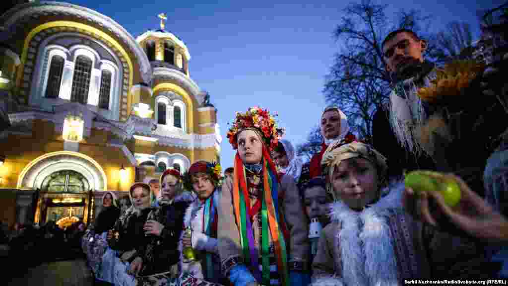 Діти і віряни в очікуванні «благодатного вогню»