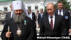 Намісник Києво-Печерської лаври митрополит УПЦ (Московського патріархату) Павло (Петро Лебідь), нагороджений державною нагородою Росії, і російський президент Володимир Путін (праворуч) перед початком зустрічі з членами синоду УПЦ (МП). Київ, 27 липня 2013 року