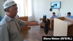 Подсудимый Мурат Сулейменов принес в суд обгоревшие фрагменты мебели, личных вещей потерпевших и сгоревшие стройматериалы, которые он просил приобщить к делу в качестве вещественных доказательств того, что было горение. Город Шахтинск, 29 августа 2017 года. 