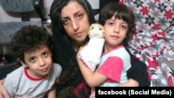 Adam hukuklaryny gorap çykyş edýän tanymal aktiwist Narges Mohammadi we onuň çagalary.