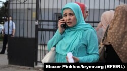 Lutfiye Zudiyeva Aqmescitteki mahkeme binası yanında. Arhiv fotoresimi